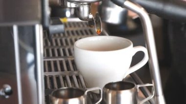 Bir kafede kahve makinesi kahve yapıyordum. Barista kahve profesyonel hazırlar.