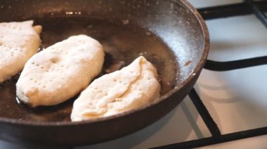 bir tavada kızarmış pies