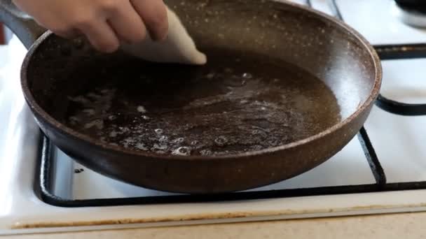 Пироги жареные в сковороде — стоковое видео