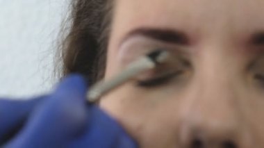 Kadın profesyonel makyaj güzellik salonunda olun..