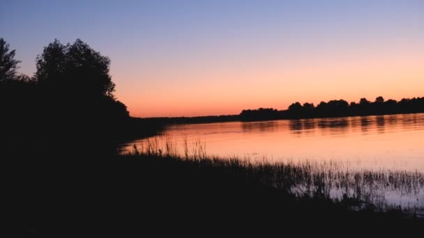 Захід сонця над озером влітку . — стокове відео