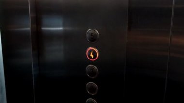Asansörü yukarı çıkıyor.