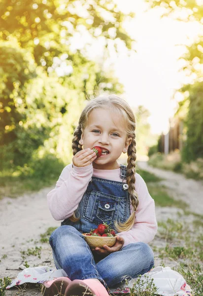 Menina Está Sentado Grama Comer Morangos Parque Verão — Fotografia de Stock