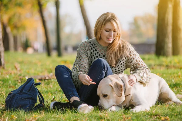 Schöne Blondine Sitzt Auf Dem Rasen Park Und Spielt Mit — Stockfoto