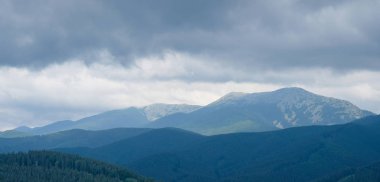 Dağ manzarası. Karpatlar yaz gün batımı. Blue Mountains.