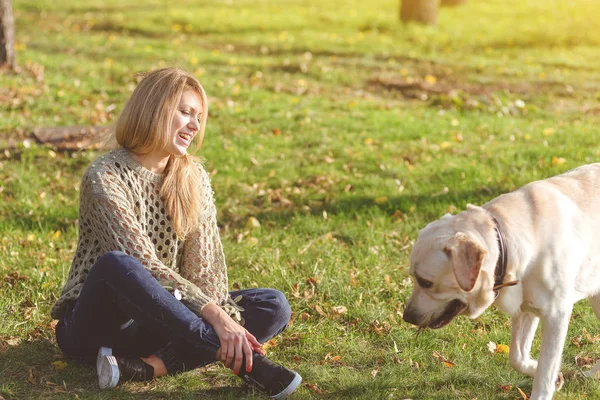 Schöne Blondine Sitzt Auf Dem Rasen Park Und Spielt Mit — Stockfoto