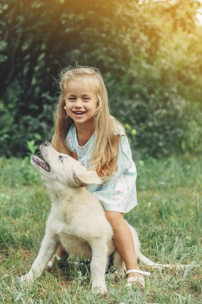 Petite Fille Blonde Mignonne Jouant Avec Son Chiot Golden Retriever — Photo