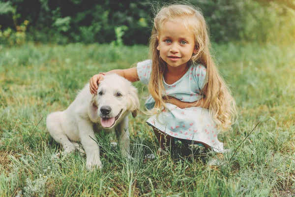 Aranyos Szőke Kislány Játszó Neki Kiskutya Golden Retriever Nyáron Parkban — Stock Fotó