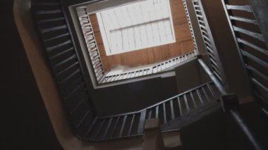 Çocuk eski evinde eski döner merdiven tırmanır.