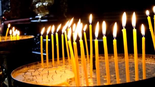 Kaarsen branden in de tempel op een religieuze feestdag. — Stockvideo