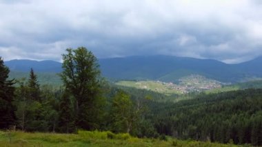 Yaz aylarında dağ manzarası. Dağlarda yaz yolculuk.