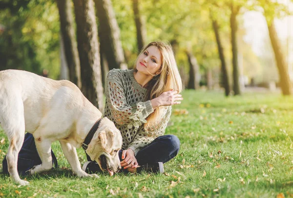 Vacker Blondin Sitter Gräset Parken Och Leka Med Hennes Hund — Stockfoto