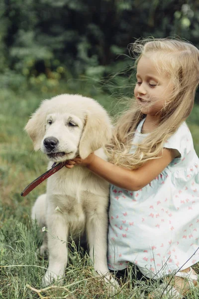 Petite Fille Blonde Mignonne Jouant Avec Son Chiot Golden Retriever — Photo