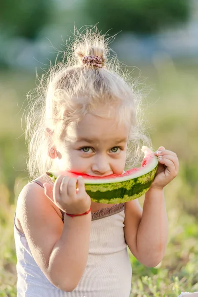 Menina Loira Comendo Melancia Parque Verão — Fotografia de Stock