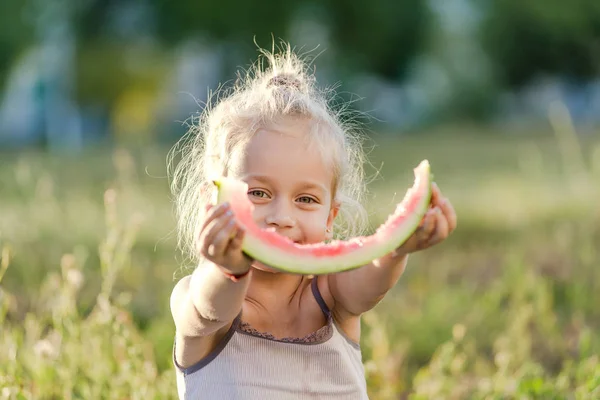 Menina Loira Comendo Melancia Parque Verão — Fotografia de Stock