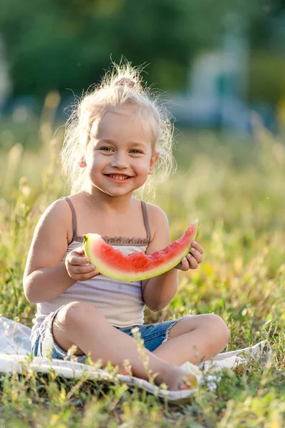 Menina Loira Comendo Melancia Parque Verão — Fotografia de Stock