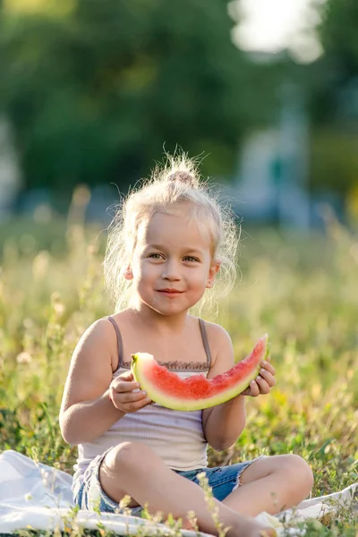 Menina Loira Comendo Melancia Parque Verão — Fotografia de Stock