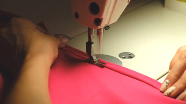 A varrónő nő dolgozik egy varrógép. — Stock videók