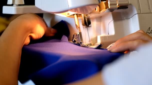 Una costurera trabaja en una máquina de coser . — Vídeos de Stock