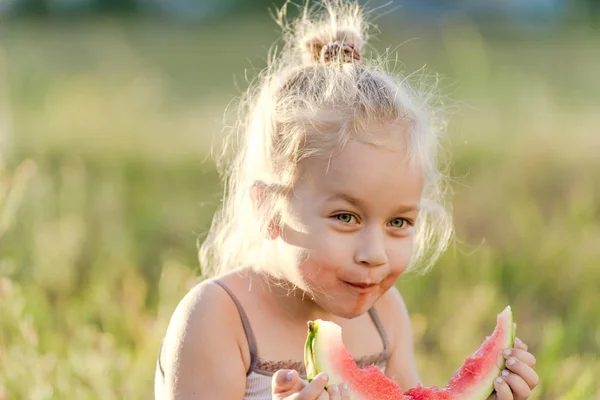 Menina Loira Comendo Melancia Parque Verão — Fotografia de Stock