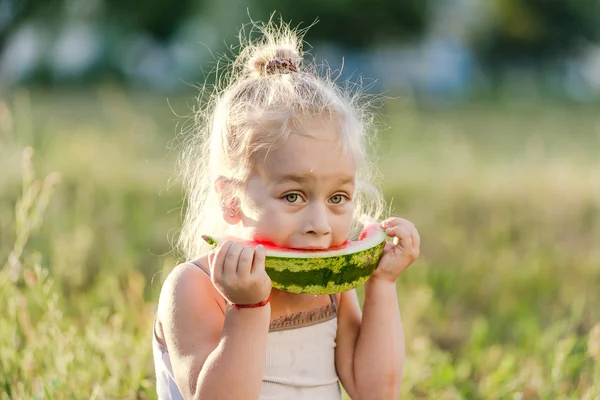 Menina Loira Comendo Melancia Parque Verão — Fotografia de Stock