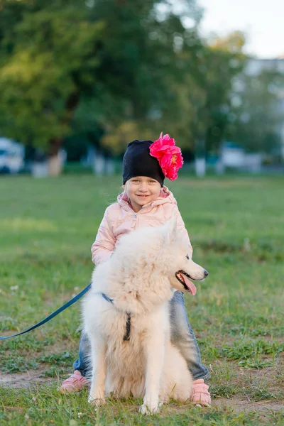 Petite Fille Promenades Avec Son Chien Samoyed Dans Parc Automne — Photo