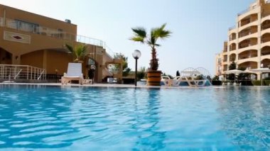 Yaz tatili otelde havuz kenarında. Havuzdan görüntülemek.