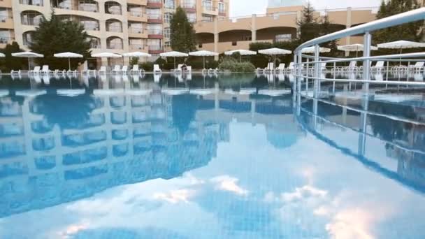 暑假在游泳池附近的酒店。从池中查看. — 图库视频影像