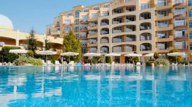 Yaz tatili otelde havuz kenarında. Havuzdan görüntülemek.