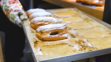 taze pasta bir fırın tepsisine bir kafede yalan