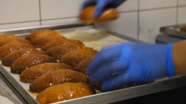 taze pasta bir fırın tepsisine bir kafede yalan