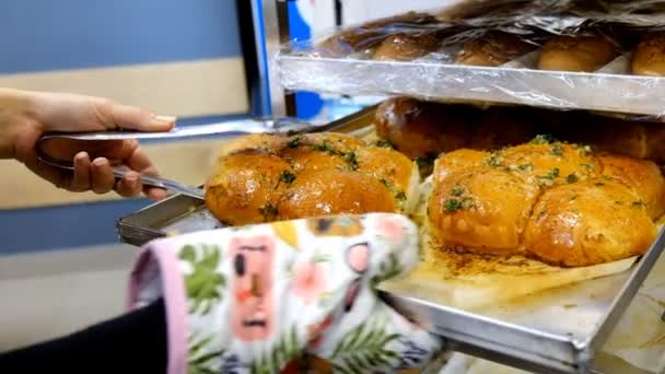 Свежие, горячие чесночные булочки, лежащие на подносе для выпечки — стоковое видео