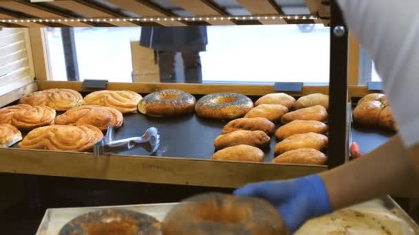 El chef de pastelería pone pasteles frescos en la tienda de la panadería . — Vídeos de Stock