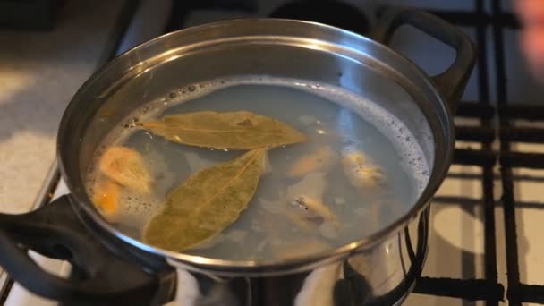 Kerang dan udang direbus dalam air mendidih dalam panci . — Stok Video