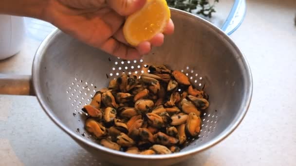 Femme Verse Jus Citron Moules — Video