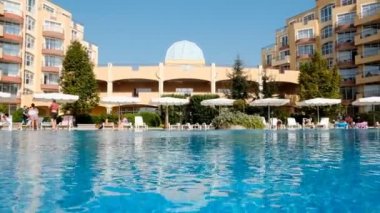 Yaz tatili otelde havuz kenarında. Havuzdan görüntülemek.