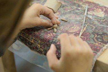 Bir çocuk modellik dersinde bir ürünü kilden şekillendirir..