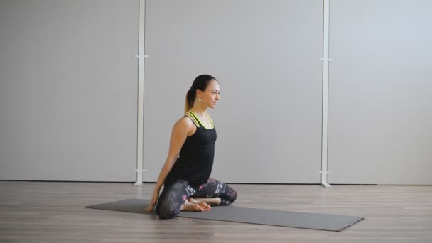Mujer Joven Haciendo Yoga Gimnasio Yogui Realiza Asanas — Vídeo de stock
