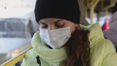 Tıbbi maskeli bir otobüs sürme ve bir grip ilacı yeme ve hasta bir kadınla