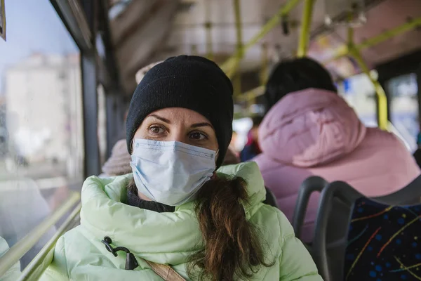Una Mujer Joven Monta Autobús Urbano Con Una Máscara Médica —  Fotos de Stock