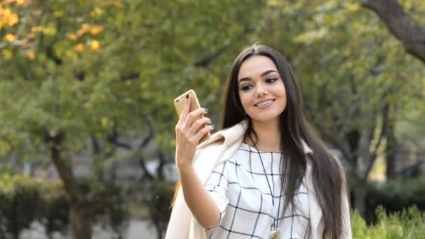 Genç güzel esmer iş kadını selfie parkta yapma. — Stok video