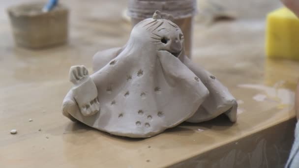 Das Kind Lernt Einer Keramikwerkstatt Verschiedene Arten Von Tonerzeugnissen Formen — Stockvideo