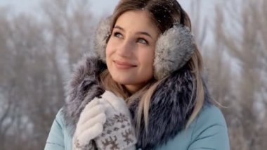 Genç bir kadının ellerini kışın sıcak ve onları losyonları