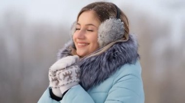 Genç bir kadının ellerini kışın sıcak ve onları losyonları