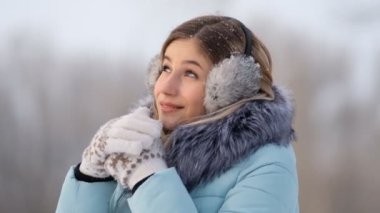 Genç bir kadının ellerini kışın sıcak ve onları losyonları