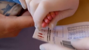 Yeni doğmuş bir bebek hamile hastanede kan testi doktor alır