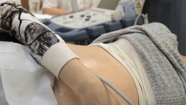 En gravid kvinna läkare gör ett ultraljud. — Stockvideo