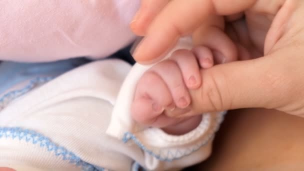 Mãe segura seu bebê pelo punho nos primeiros minutos de sua vida. — Vídeo de Stock
