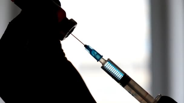 De arts neemt geneesmiddel in de spuit om een injectie te maken — Stockvideo