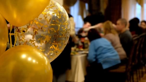 Świąteczne żółte balony latać na wakacjach — Wideo stockowe